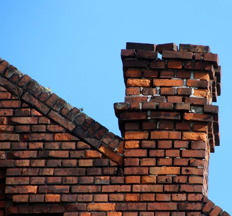 Damaged chimney on an Manhattan Beach home showing cracks and missing mortar